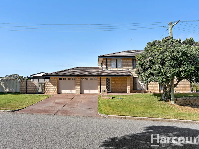 Large Family Home, Estuary and Ocean Views!