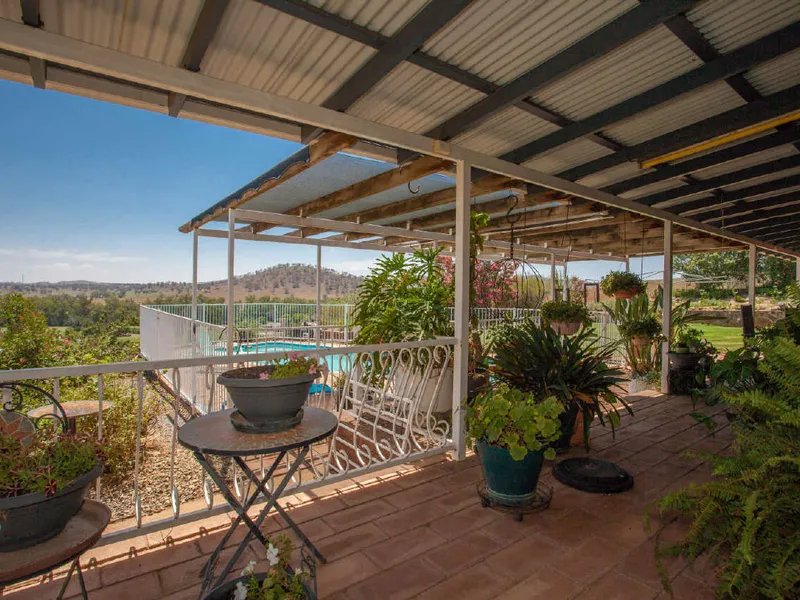 PRIVATE HILLSIDE RETREAT