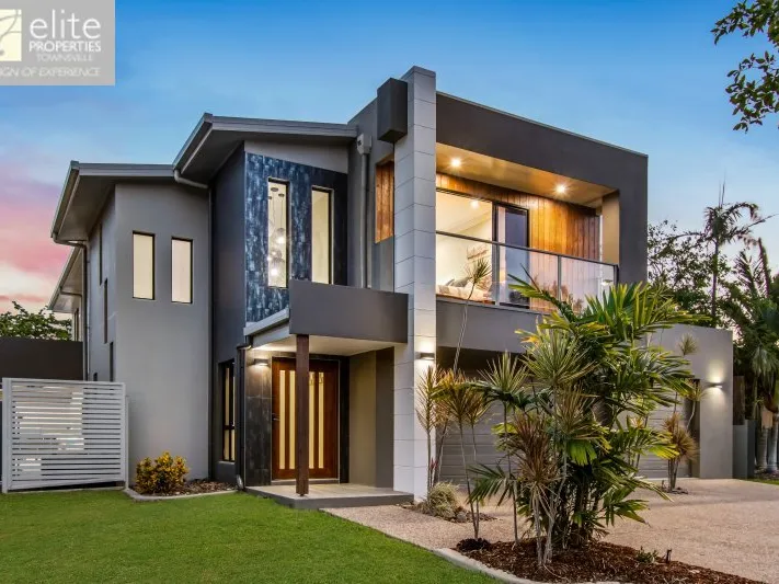 TROPHY HOME … ON THE GOLF COURSE ... ENJOY THE VIEWS