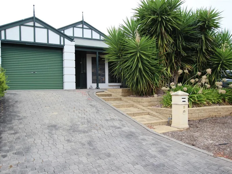 BEAUTIFULLY PRESENTED HOME IN POPULAR WOODCROFT