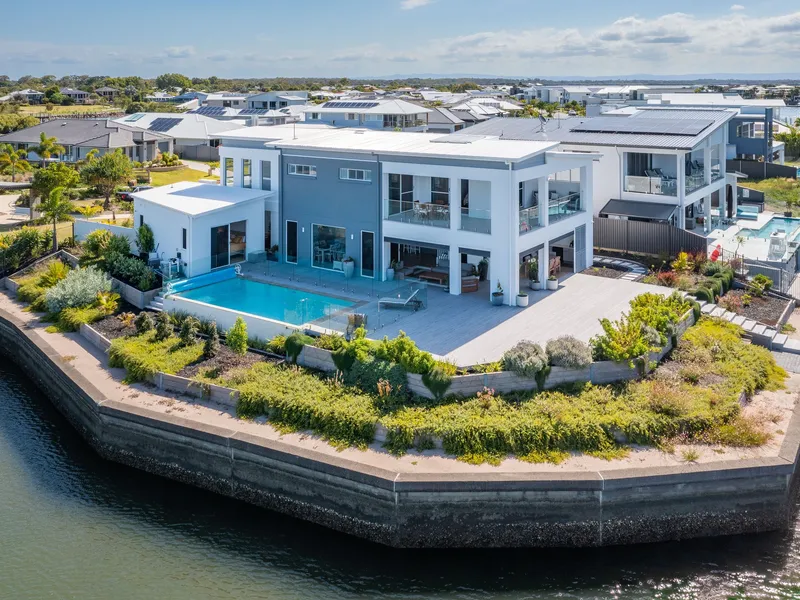A benchmark in luxury waterfront living