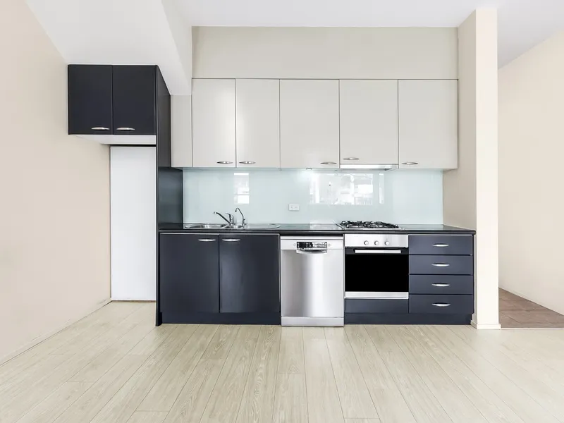 OVERSIZED ONE BEDROOM APARTMENT