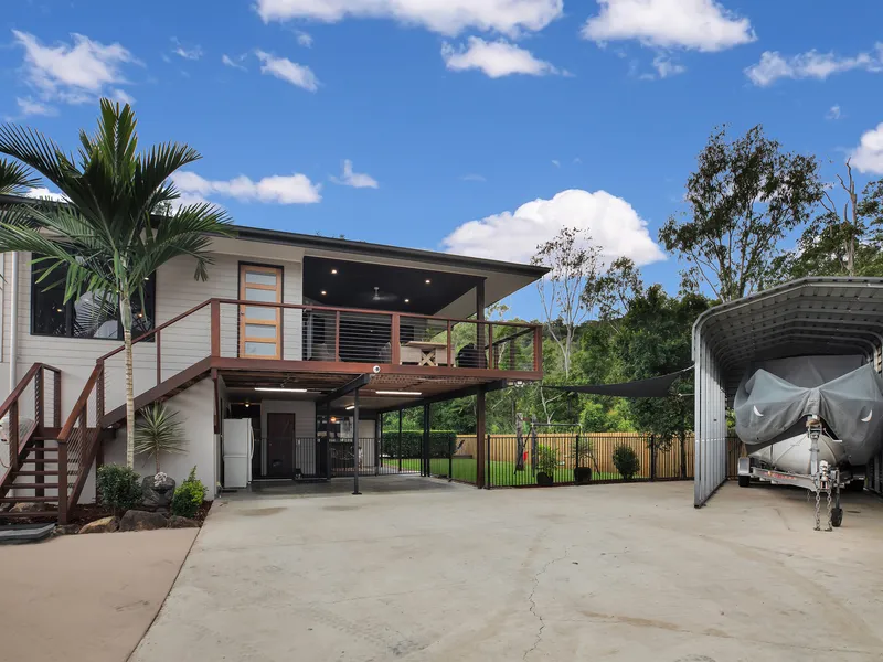 Large Private Home, Dual Living, Mountain Views And A Boat Shed 