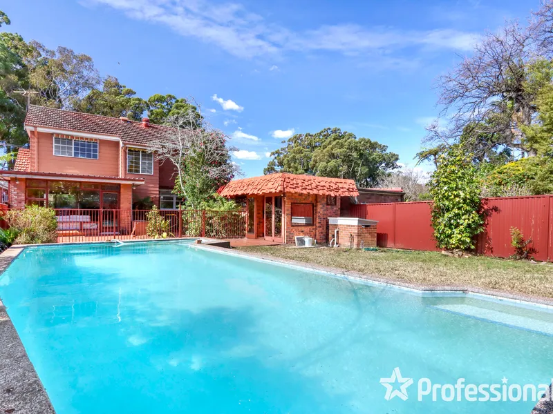 4 Bedroom Executive Residence In Blue Ribbon Location On A Massive 771.4m2 Block