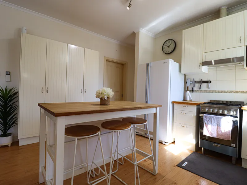 MODERN 3x2 - Fully renovated interior + huge yard!