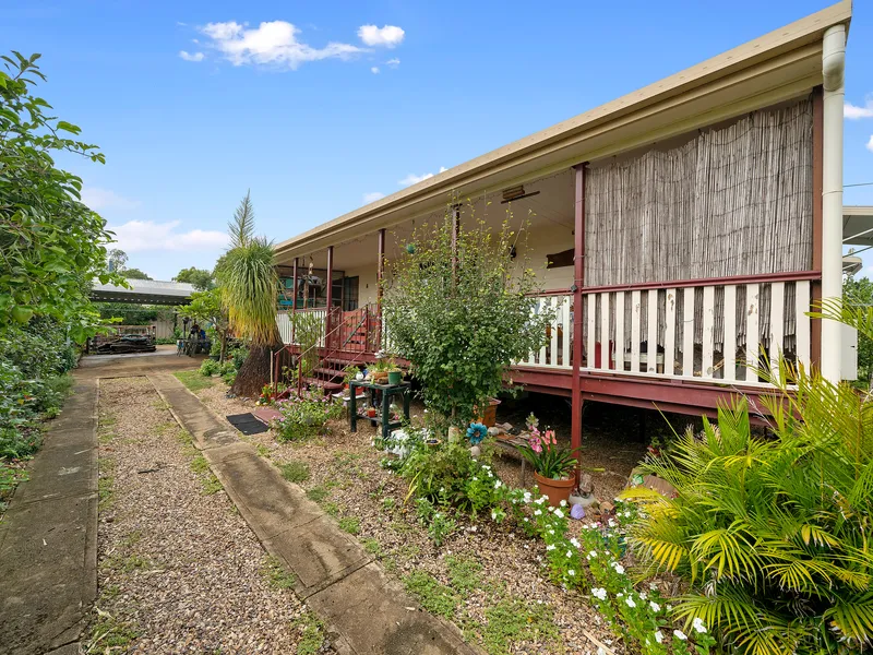 Delightful 3 bedroom home in town of Blackbutt - yet extremely Quiet and Peaceful