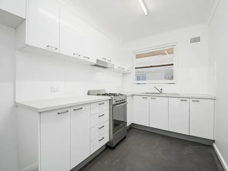 Top floor, Freshly Painted, New carpet, Spacious 2 Bedroom Apartment with Ocean Views