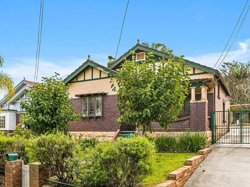 Full Brick 664m2. Potential to Expand. 8 Car Parking