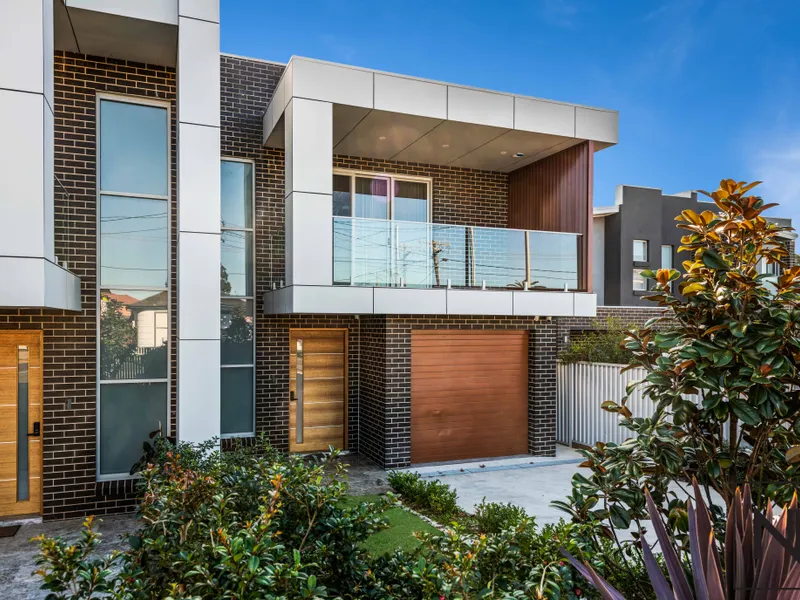 Luxurious 5 Bedroom Duplex!