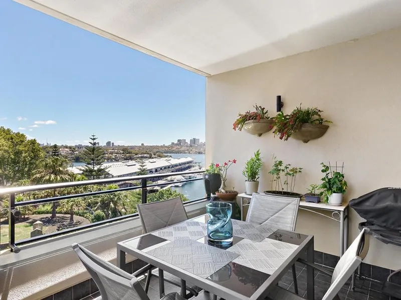 HARBOUR BRIDGE VIEWS FROM CORNER WATERMARK APARTMENT