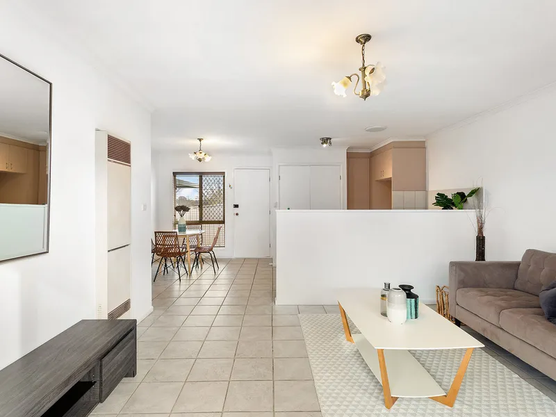 Neat and Tidy Home Close to School and Shops