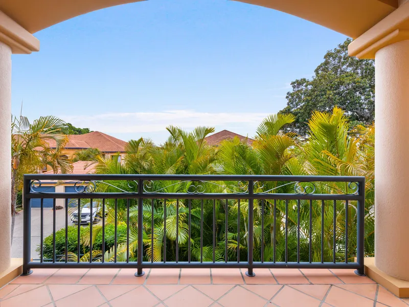 CLASSY NORTH-FACING RESORT LIVING