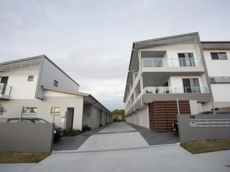 Spacious Modern Townhouse with Double Garage in Prime Carina Heights Location