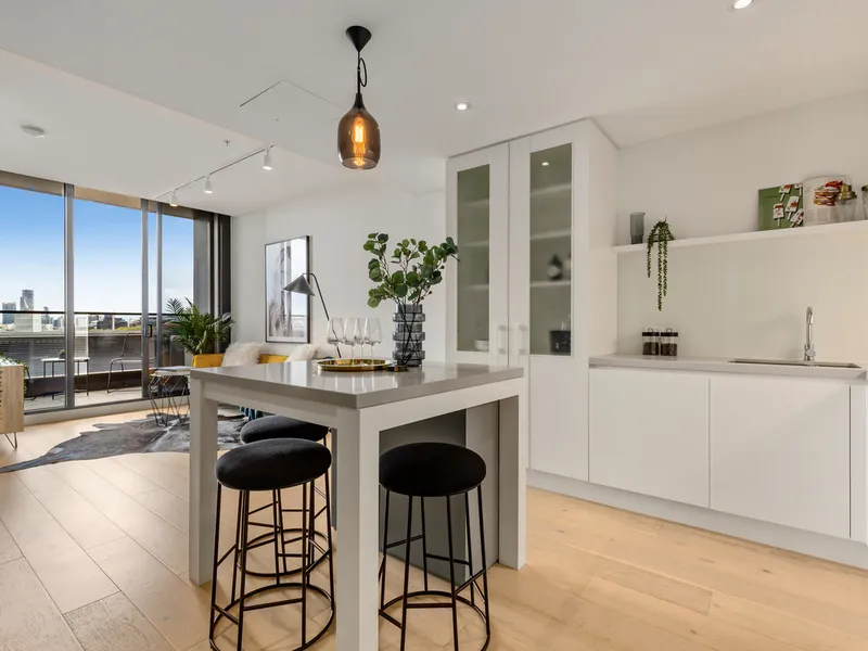 Glorious City Skyline Views and Huge Study Room