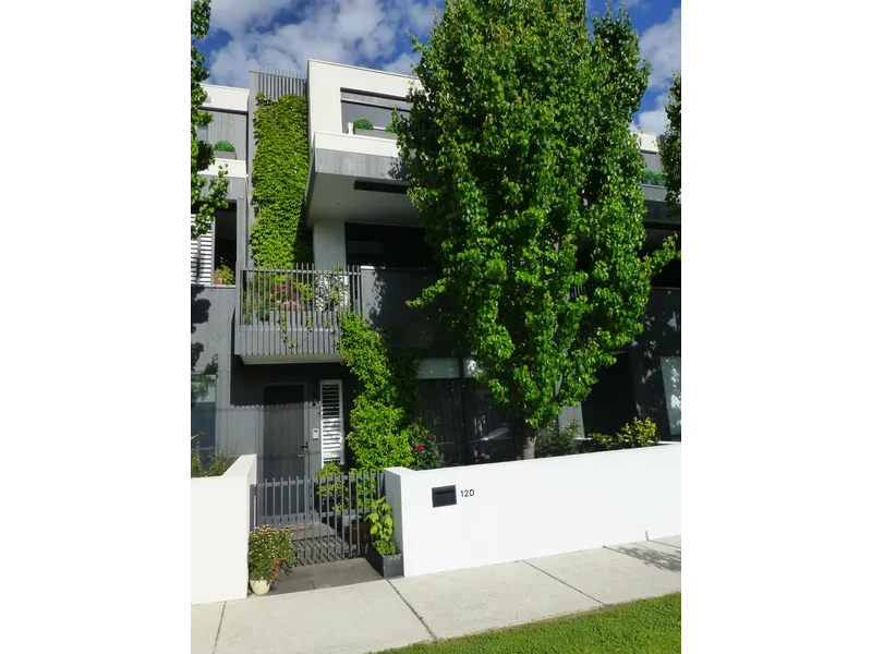 Spacious luxurious 3 bedroom townhouse close to CBD and parks