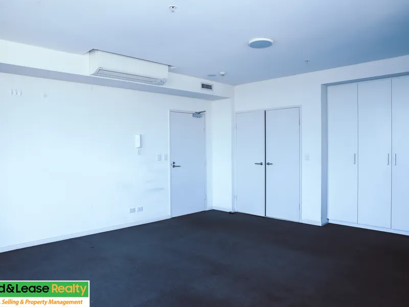 ''Almost Brand New 2 bedroom apartment with water and district view on level 7''