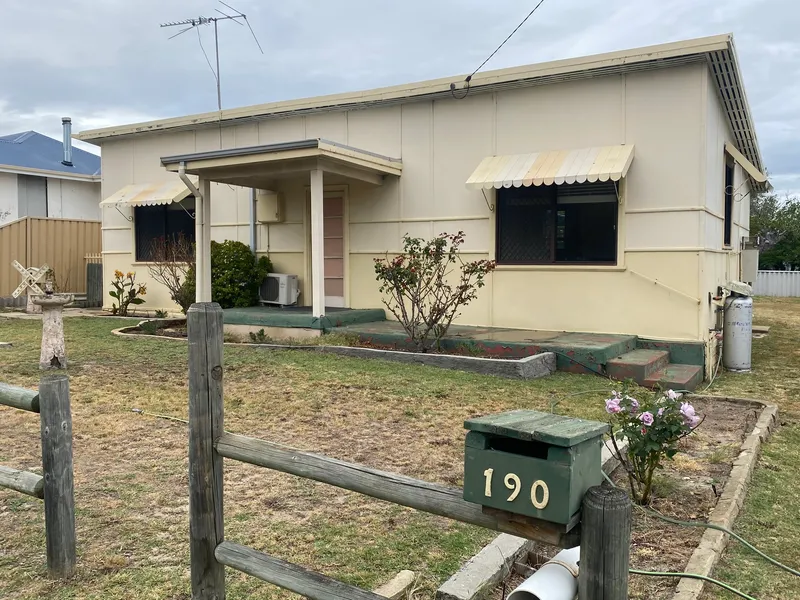 WELL-MAINTAINED HOME IN A SUPERB LOCATION!