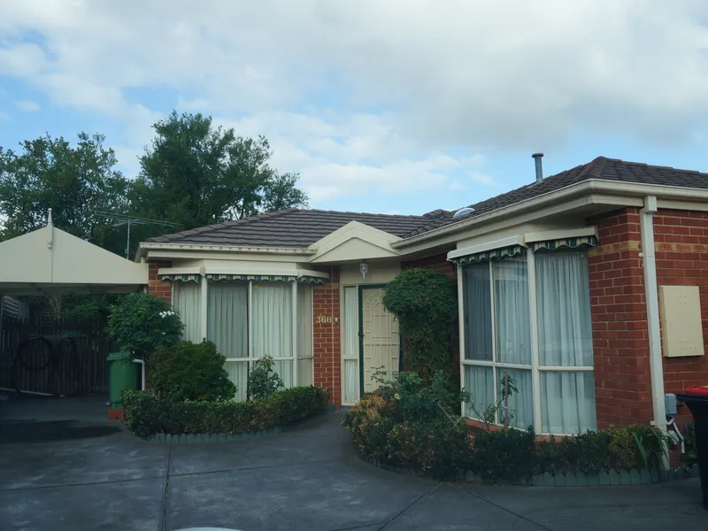 MODERNISED 3 BEDROOM TOWNHOUSE AT REAR OF 3!