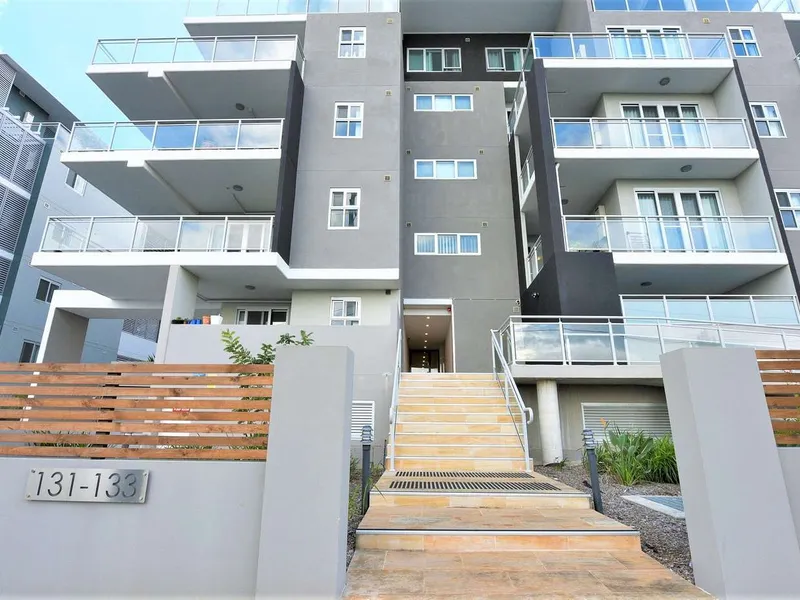 LARGE 1 BEDROOM APARTMENT WITH COURTYARD 