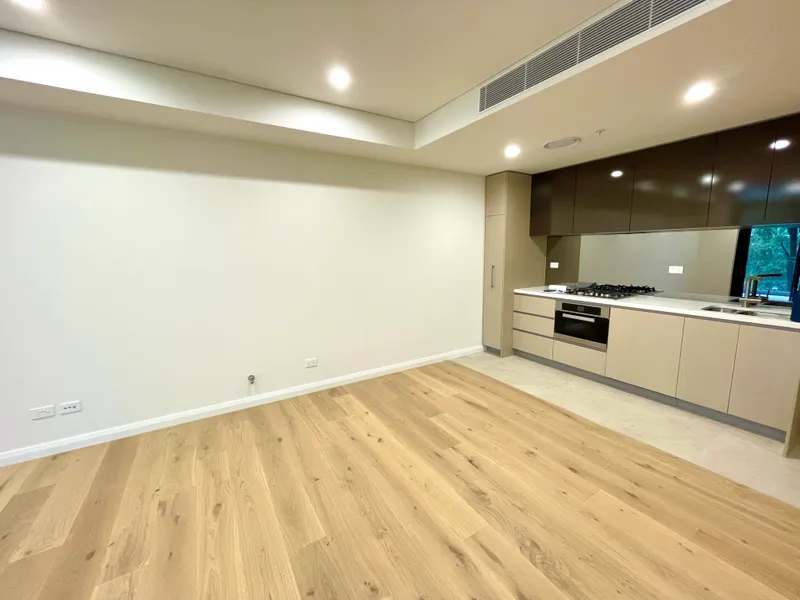 Brand New ! Beautiful !1 bedroom plus a study room apartment in Rouse hill