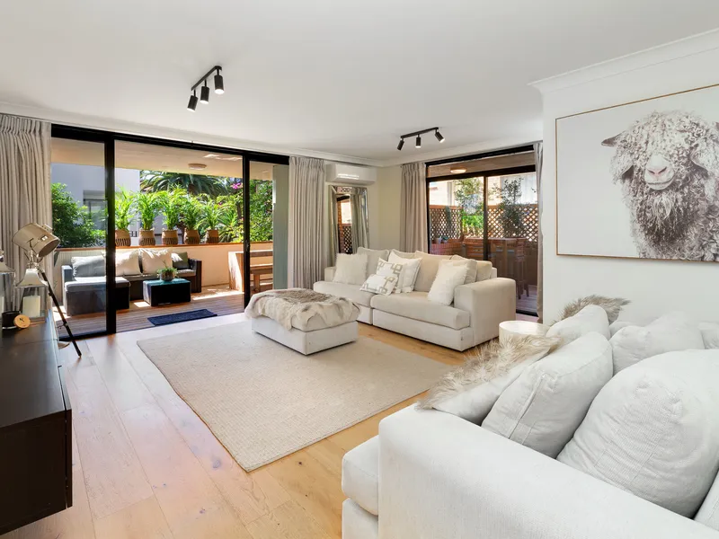 Serene Semi-Like Beachside Apartment With 2 Outdoor Zones, LUG