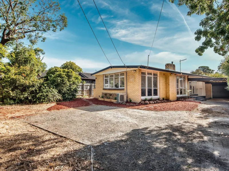 A UNIQUE OPPORTUNITY WITH A SEPARATE STUDIO!