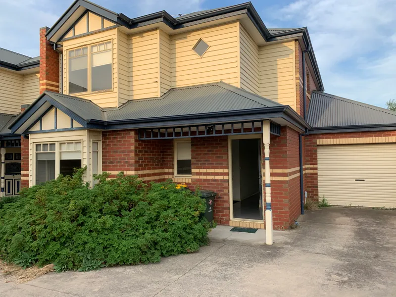 THREE BEDROOM TOWNHOUSE IN ALTONA!