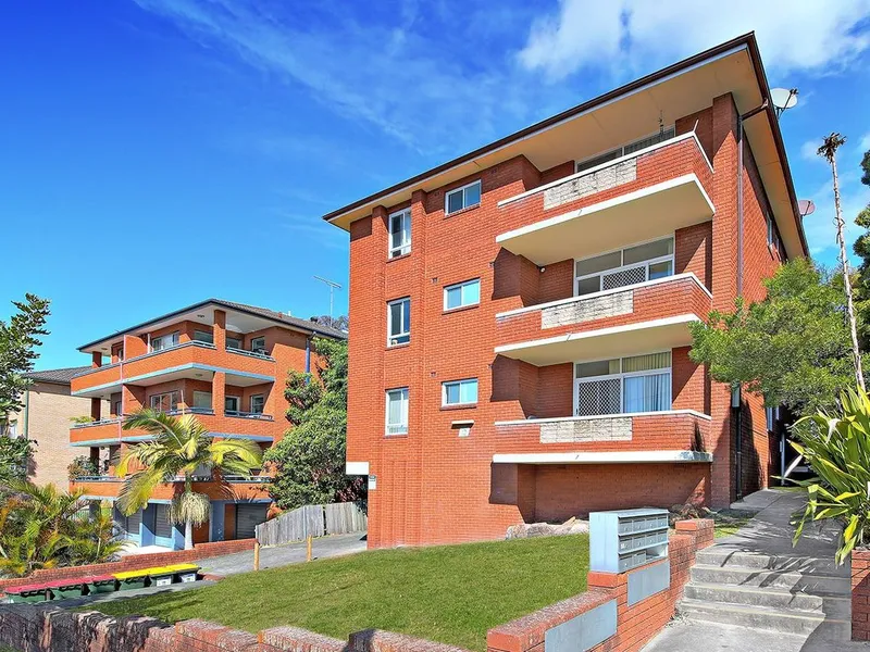 Well Presented Two Bedroom Apartment