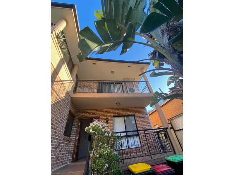 Sunny Home with multiple room and close to train station