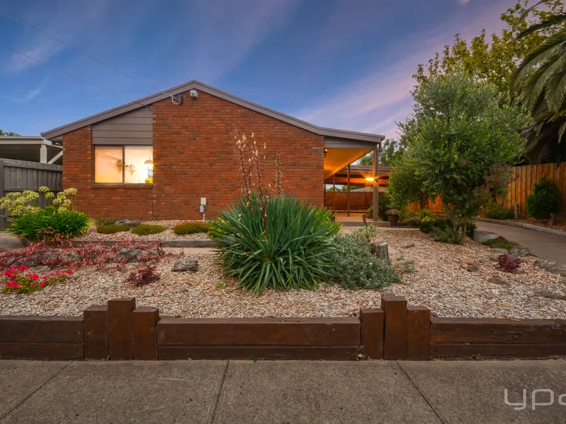 STUNNING FAMILY HOME ON A MASSIVE 695M2 BLOCK IN CENTRAL WERRIBEE!
