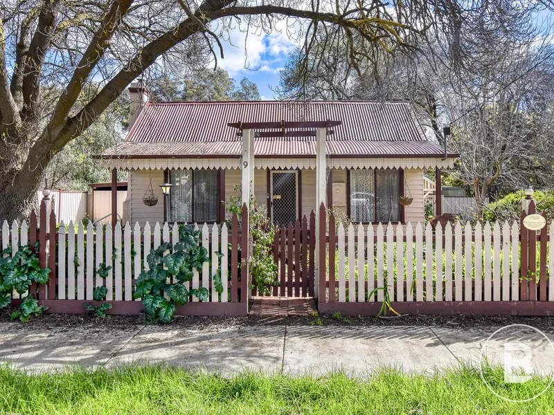 CUTE AS A BUTTON COTTAGE