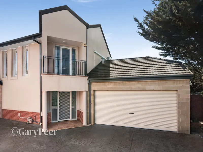 Townhouse living in an ideal and convenient location.