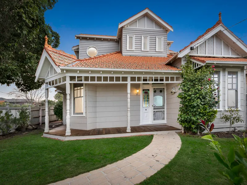 Enduring Charm, Enviable Beachside Location