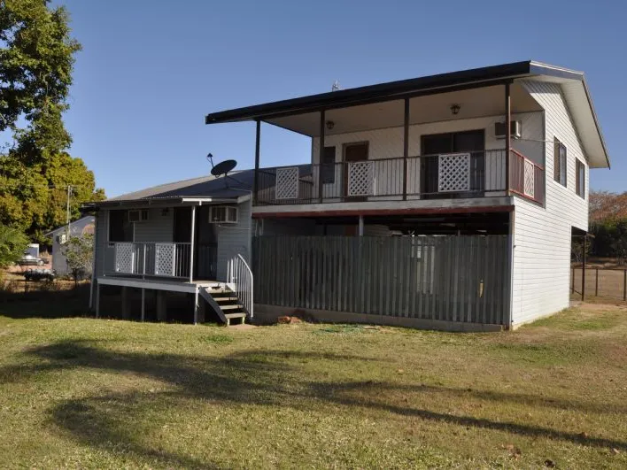 WELL PRESENTED SPLIT LEVEL FAMILY HOME