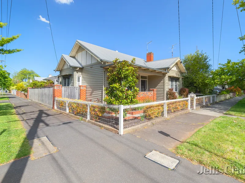 Position Perfect - Adaptable family home with character and convenience!