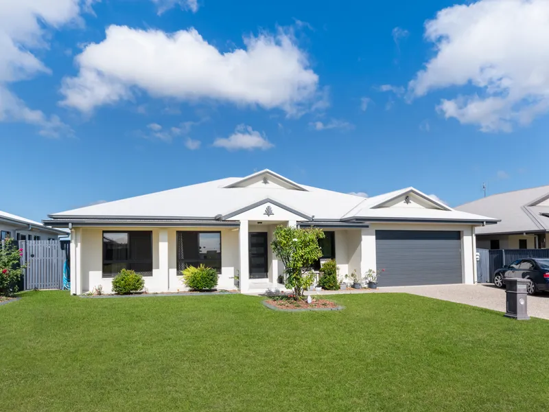 Beautiful Family Home with Mountain Views!