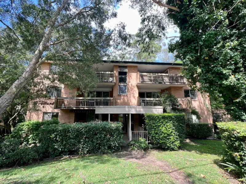HIGHLY CONVENIENT & RENOVATED SECURITY APARTMENT - WALK TO EVERYTHING
