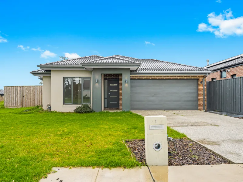 STUNNING HOME IN PRIME LOCATION!