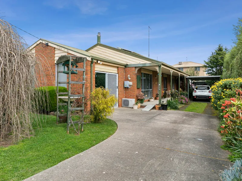 Carefree Family Living In Idyllic Clifton Springs!