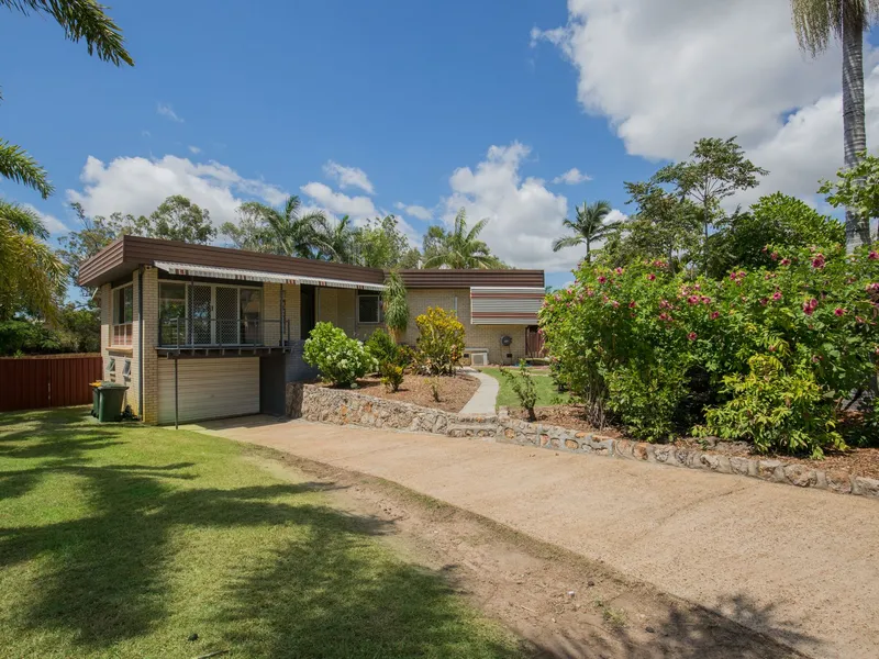 SPACIOUS HOME ON 1201M2 BLOCK WITH 2 LIVING AREAS CLOSE TO MEDICAL HUB!