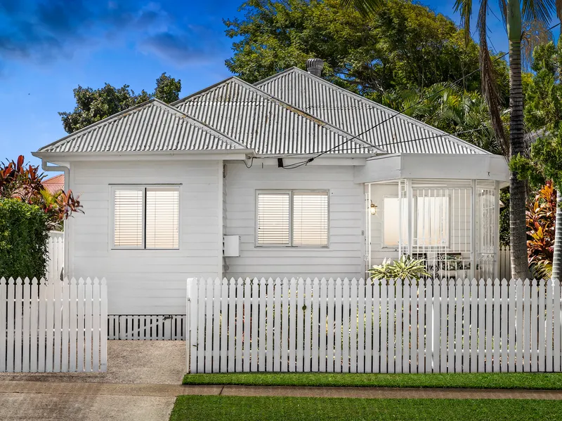 ENTICING SEASIDE CHARM WITH RENOVATED FINESSE