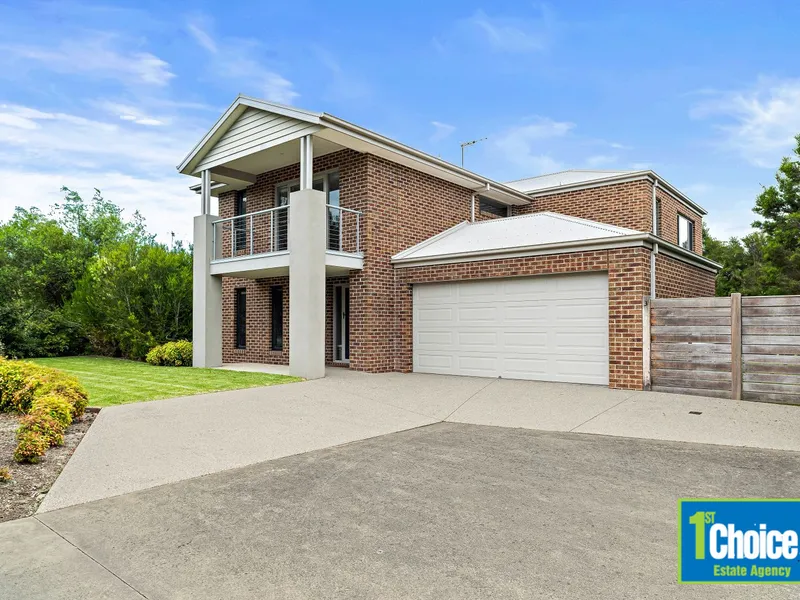 EXECUTIVE LIVING - 150M FROM THE SHORELINE!