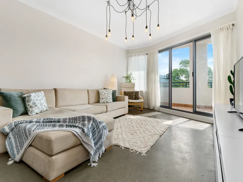 Holding Fee Paid in 9 days $600 per week Striking Entertainer