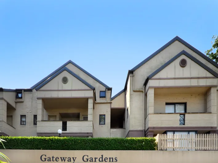 Light & Bright Unit in Perfect Location!