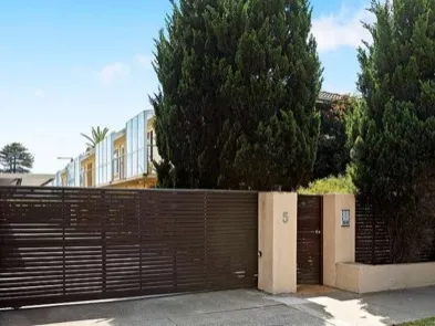 GROUND FLOOR APARTMENT WITH COURTYARD