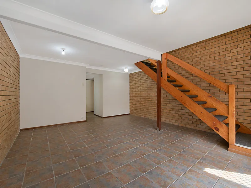 TIDY 2-BED TOWNHOUSE WITH GARAGE & AIR-CONDITIONING