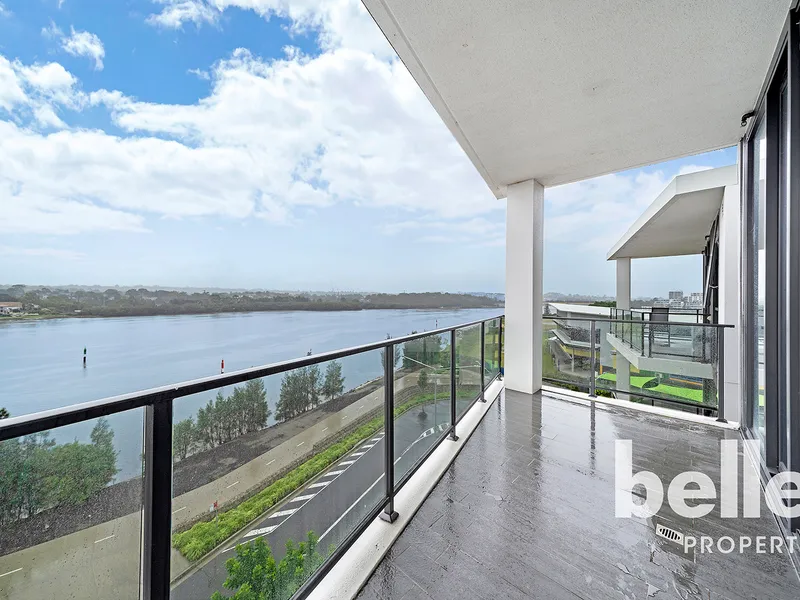 Pectacular north facing apartment with stunning Waterfront view!