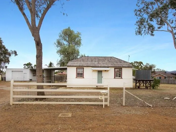 Three bedroom cottage with large storage shed