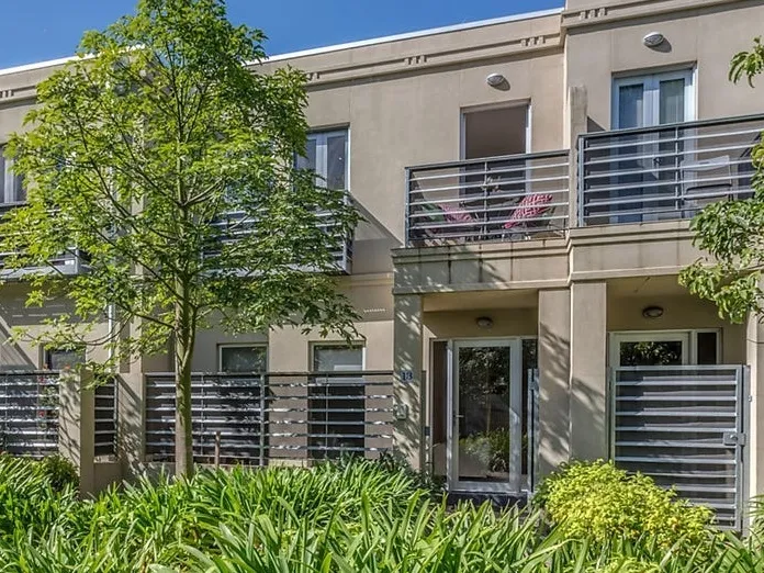 SECURE MODERN TOWNHOUSE WITH EASY ACCESS TO TOWN & WALKING DISTANCE TO GOODWOOD ROAD!