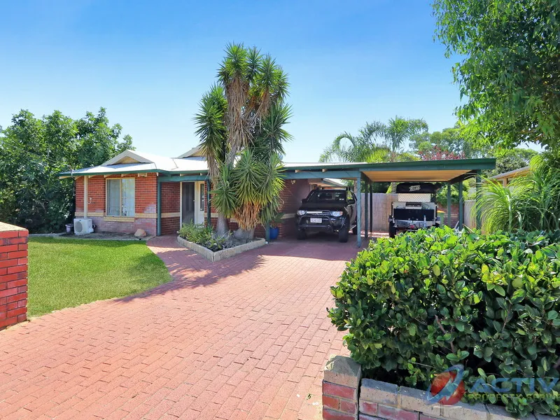 A couple looking to entertain or a family looking for a place to make home, look no further than this gorgeous home in Greenfields.